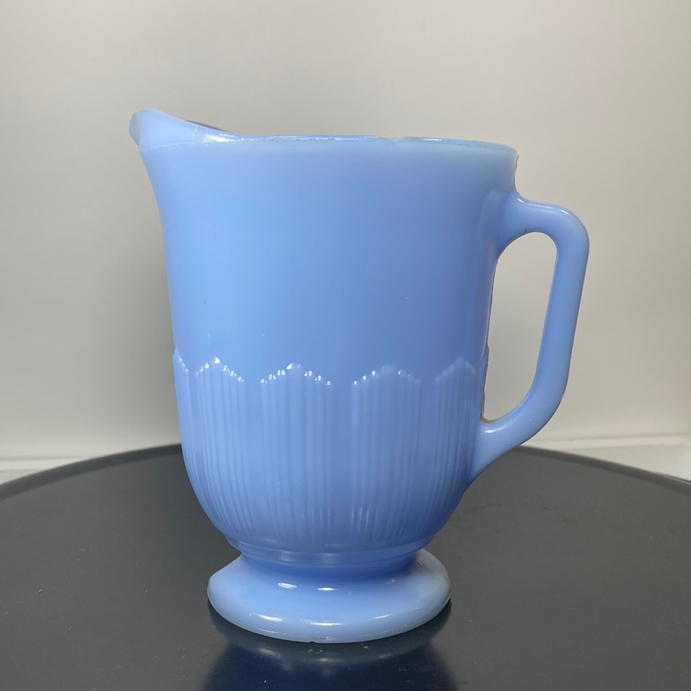 Pyrex 🇨🇦- Delphite Blue Glass Milk Pitcher